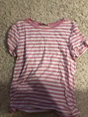 använd fåtalgånger rosa och vitrandiga t-shirt 35 sek storlek xxs