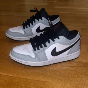 Jordan 1 low light smoke grey  - Relativt bra skicka kom privat för mer bilder (låda finns tyvärr ej). 