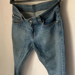 Lågmidjade jeans i ljusblå - Dessa jeans är i väldigt bra skick och riktigt snygga. Jag har haft dessa länge men aldrig använt.