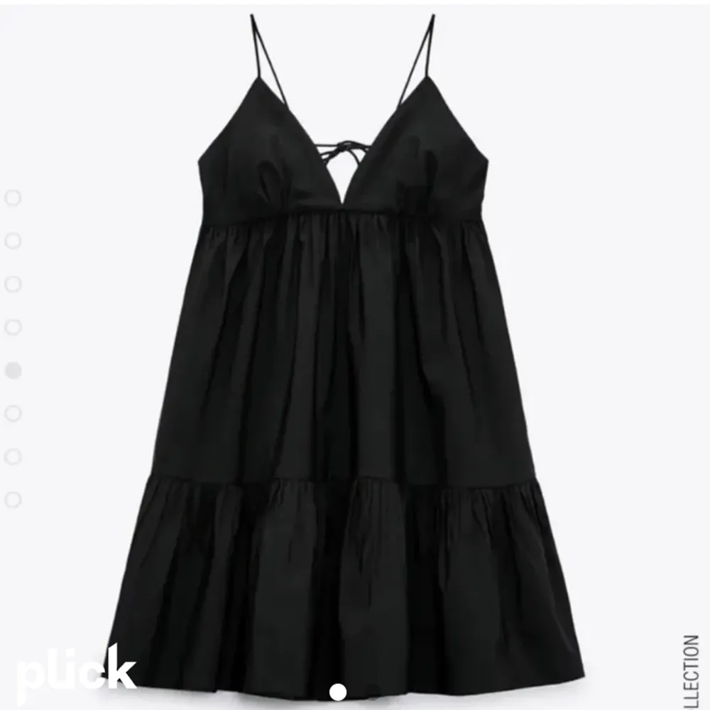 En såå fin svart klänning från Zara i jätte bra skick går att styla så snyggt !!!❤️‍🔥. Klänningar.