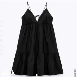 En såå fin svart klänning från Zara i jätte bra skick går att styla så snyggt !!!❤️‍🔥