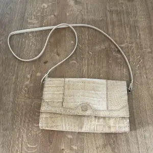 Säljer denna handväska 🤍  Frakt tillkommer 💓