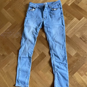 Jeans Youre turn - Raka i benen, passar 150cm lång.  Skick: 7/10