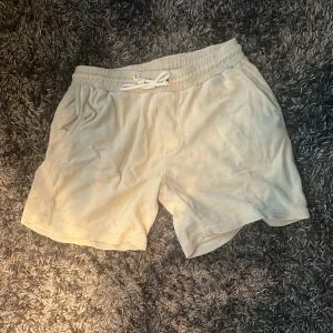Frotté shorts - 7/10 skick allt är perfekt skick med dem förutom att toppen på ena snöret är lite uppdraget. Nypris ca 700