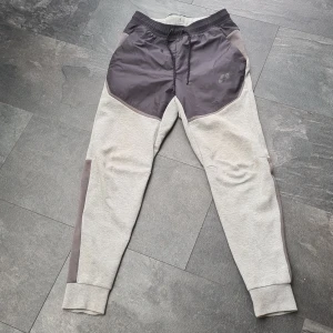 Träningsbyxor - Fint skick. Öppna sidofickor +en lång sidoficka med dragkedja 