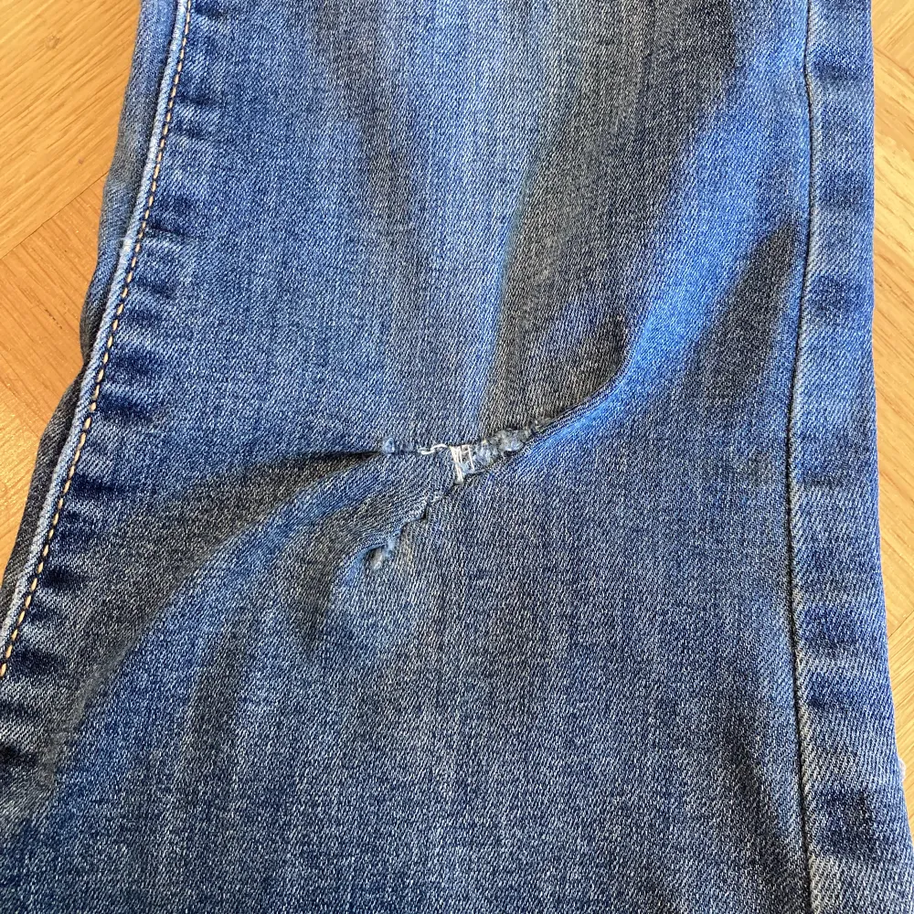 Blåa bootcutjeans från cubus!💙 Använda rätt flitigt, defekt förekommer då det blev ett hål under knät som har blivit handsytt (se bild 3). Men byxorna är ändå väldigt fräscha!✨ Säljer dessa byxor då det är för korta för mig som är 162cm lång. Storlek 158⭐️. Farkut & Housut.