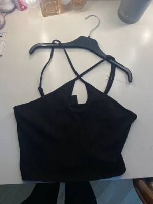 Topp - Säljer en likadan topp från shein fast i svart, den är i bra skick 