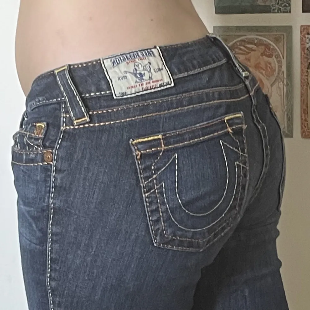 Jättefina true religion bootcut i nyskick som jag inte har fått användning av. Priset går absolut att diskutera🩷🩷Skriv för flera bilder🤗. Jeans & Byxor.