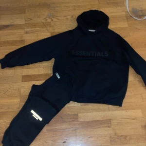 Essentials tracksuit - Riktigt fräsh tracksuit för vinter väldigt varm och är hel ny testat men är för liten