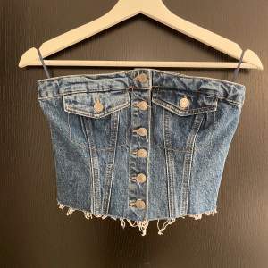 Jätte snygg oanvänd jeans topp från Zara med lappen kvar. Storlek S🤍 köparen står för frakten!😀