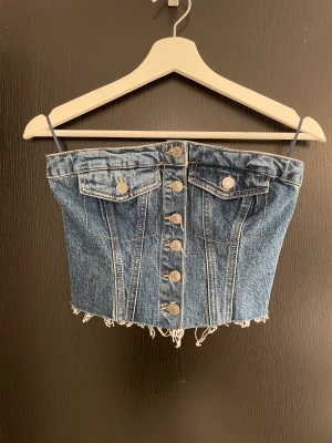 Oanvänd jeans topp från Zara - Jätte snygg oanvänd jeans topp från Zara med lappen kvar. Storlek S🤍 köparen står för frakten!😀
