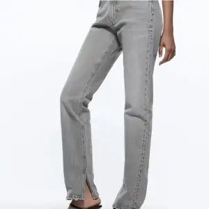 Snygga gråa jeans från Zara! Så snygg färg och har en liten slits💓 Köpt på plick men passade inte mig tyvärr🥲 