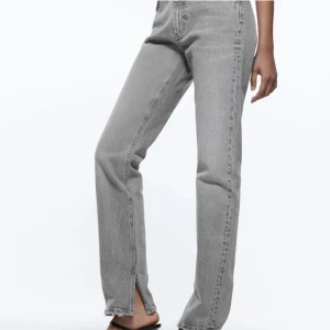 Zara jeans - Snygga gråa jeans från Zara! Så snygg färg och har en liten slits💓 Köpt på plick men passade inte mig tyvärr🥲 