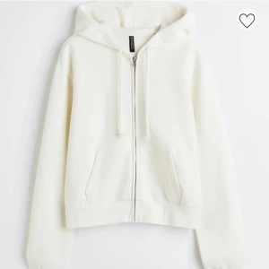 Vit zip hoodie - Vit munkjacka från H&M. Storlek M då den är lite kortare i modellen (har egentligen xs-s). Nypris:199kr