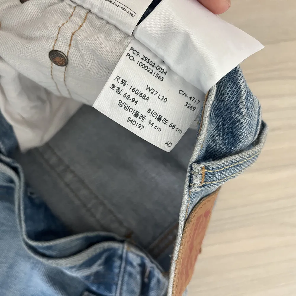 Ett par blåa 501’s skinny jeans. Köpare betalar frakt.  Storlek W.27 L.30. Jeans & Byxor.