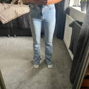 Högmidjade jeans från Zara med slit 