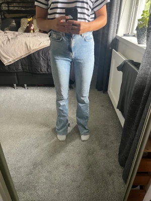 Jeans med slit  - Högmidjade jeans från Zara med slit 