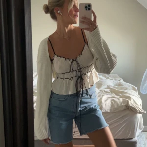 Gullig sommartopp - Gulligt linne från Nelly🤗🤗 Säljer då det var något för stort för mig, bara använt en gång! Funkar för en S-L, jag hade nog tyvärr behövt XS