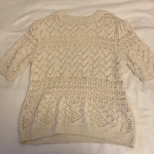 Stickad beige tröja  - Jätte fin stickad beige tröja från zara i storlek s. Inte använd så mycket och i bra skick. Säljer pågrund av att jag inte får användning av den. 🙌🏽😊