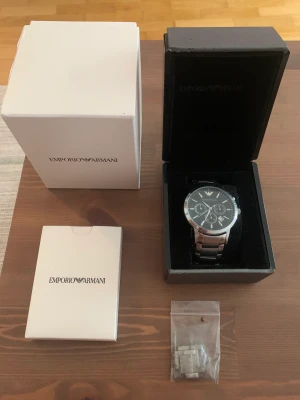 Armani klocka herr  - Finns kartong o intyg samt extra länk så man kan förlänga om den inte skulle passa. 