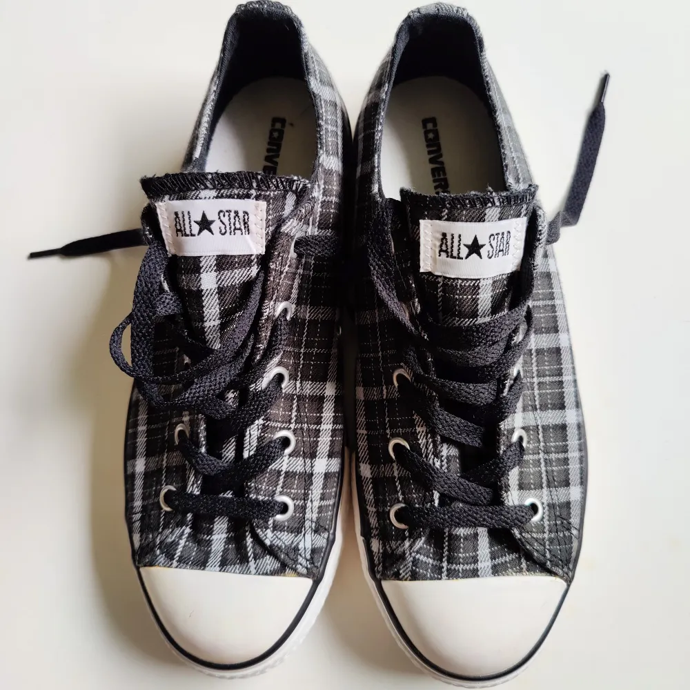 Svartvit rutiga låga Converse sneakers. Helt nya och oanvända!  Storlek: EU 37,5 / US 5 / UK 4,5 / 23 CM. Fler bilder kan skickas vid intresse :). Skor.