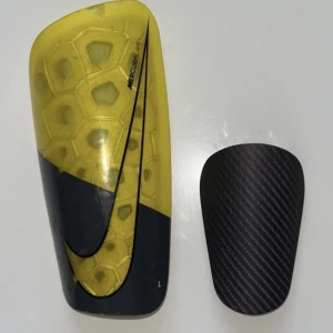 Mini-benskydd - Tjena! Säljer Sveriges minsta benskydd. Måttet är 10 cm hög och 4 cm bred. Otroligt lätta! En snygg design som efterliknar kolfiber😁priset är endast 249 kr inklusive gratis frakt. För av er vid frågor och funderingar😁⚽️