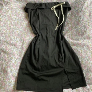 Svart mini klänning - Super söt men för stor för mig🎀 det står xs men jag skulle säga att det är en small/medium, aldrig använd 