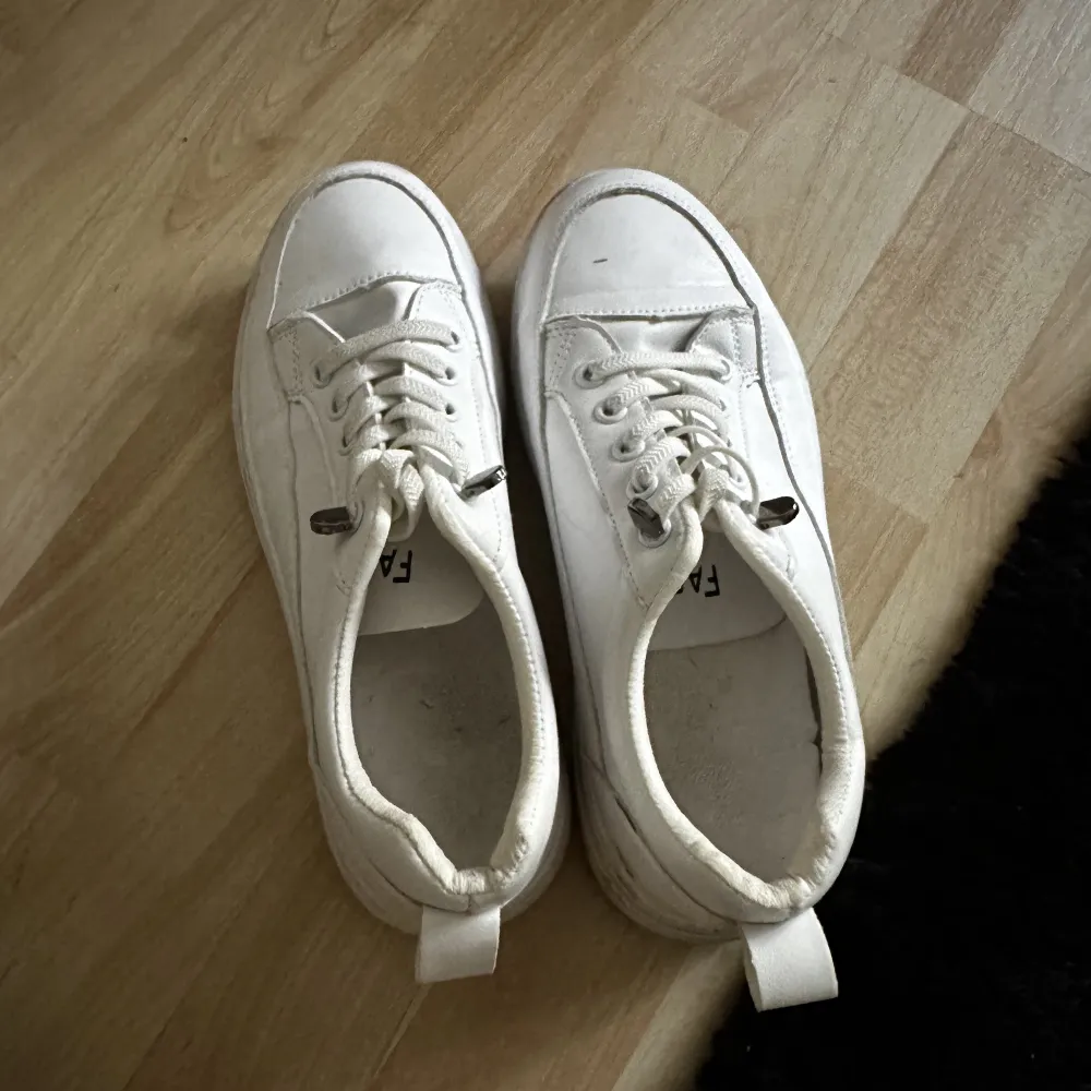 Väldigt använda vita skor. Använt flera gånger men ändå i okej skick. . Skor.