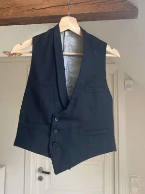 Svart väst - Superfin svart väst, rikgit snygg till kostymbyxor eller lågmidjade jeans😍