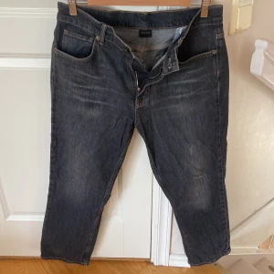 Jeans - Säljer mina riktigt snygga jeans från Massimo dutti, dom är relaxed fit och går över skorna perfekt. Jeansen har inga defekter och är använda sparsamt, skriv vid minsta fråga!