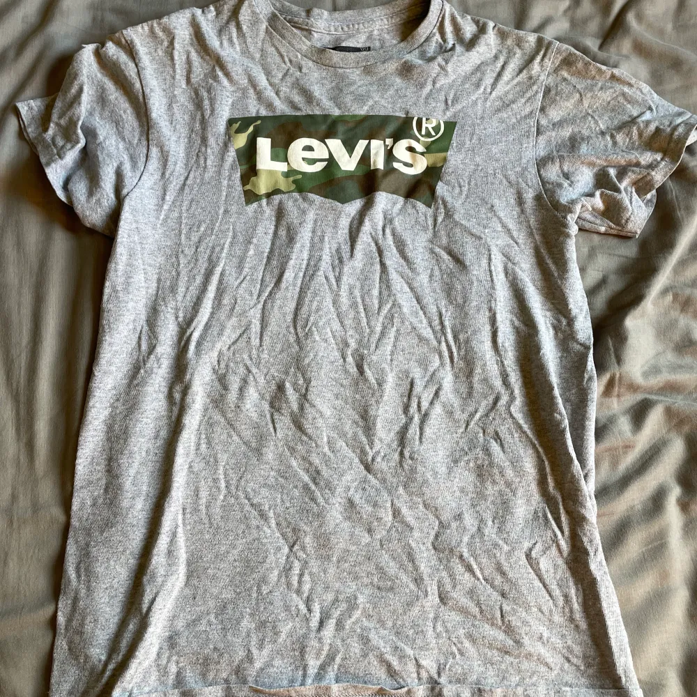 Säljer denna Levis tröjan så den inte kommer till användning, använd Max 2 gånger så väldigt bra skick. Det är storlek s i herr storlek. Om du har några frågor så är det bara att skriva💕. T-shirts.