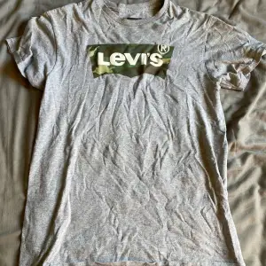 Säljer denna Levis tröjan så den inte kommer till användning, använd Max 2 gånger så väldigt bra skick. Det är storlek s i herr storlek. Om du har några frågor så är det bara att skriva💕