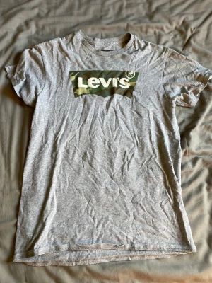 Levis tröja  - Säljer denna Levis tröjan så den inte kommer till användning, använd Max 2 gånger så väldigt bra skick. Det är storlek s i herr storlek. Om du har några frågor så är det bara att skriva💕