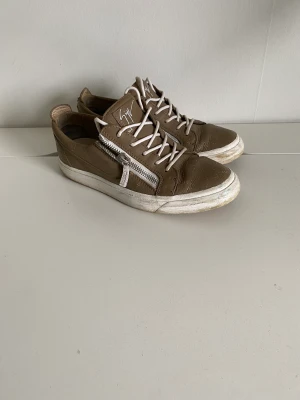 Guiseppe zanotti sneakers - Skick:6/10 många olika defekter på skorna| nypris: 5000 vårt pris:900| strl 42| hör av dig vid frågor eller funderingar 