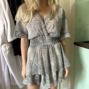 Kort klänning - Säljer en slutsåld zara klänning i storlek M. (Den är extra kort och passar även S) Inga defekter❤️