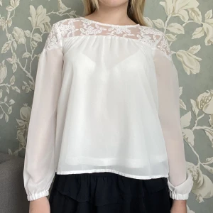 Blus - Fin vit blus från Cubus. Blusen är i bra skick och i storlek 146, men passar även för dem med storlek 152. Ny köpt för 259 kr. Finns i Täby för upphämtning men tar även frakt.