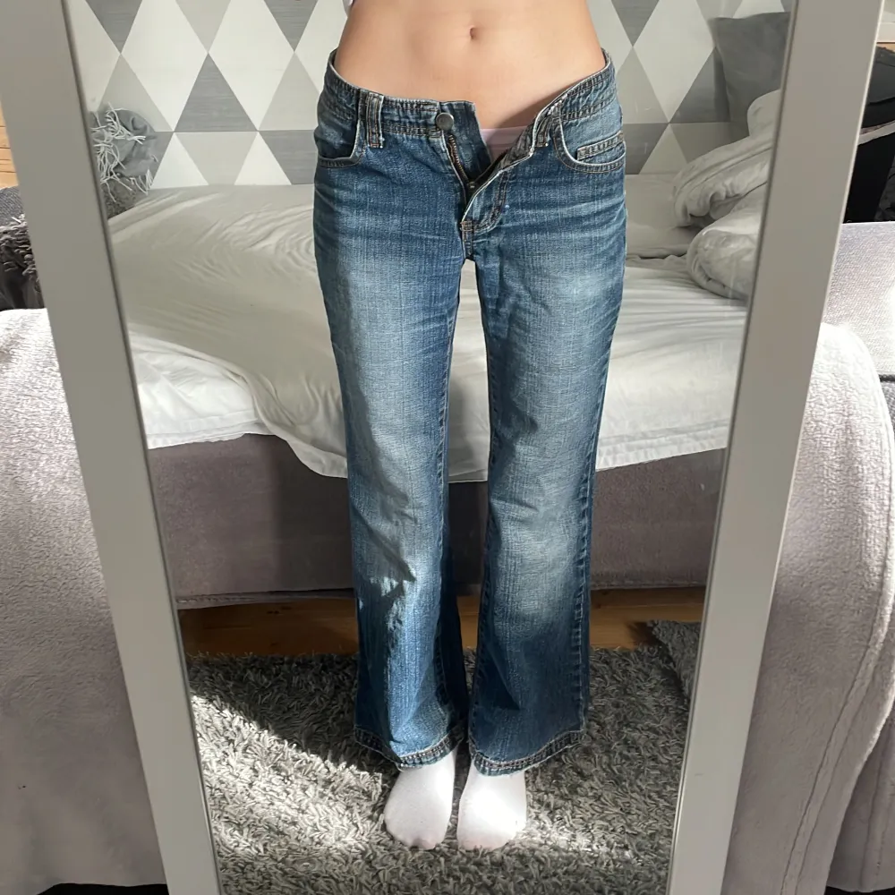 skit snygga low waist jeans som inte passar. Jag är 155cm passar nog någon som är 145-150 max🩷änvänd inte köp nu.. Jeans & Byxor.