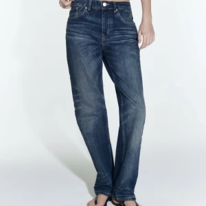 Zara medelhöga jeans - Säljer domhär jättefina zara jeansen pga att jag inte hunnit returnera dom då jag inte vart hemma. Prislappen och allt är kvar och de är aldrig använda . Den är perfekt längd för mig som är 166! 