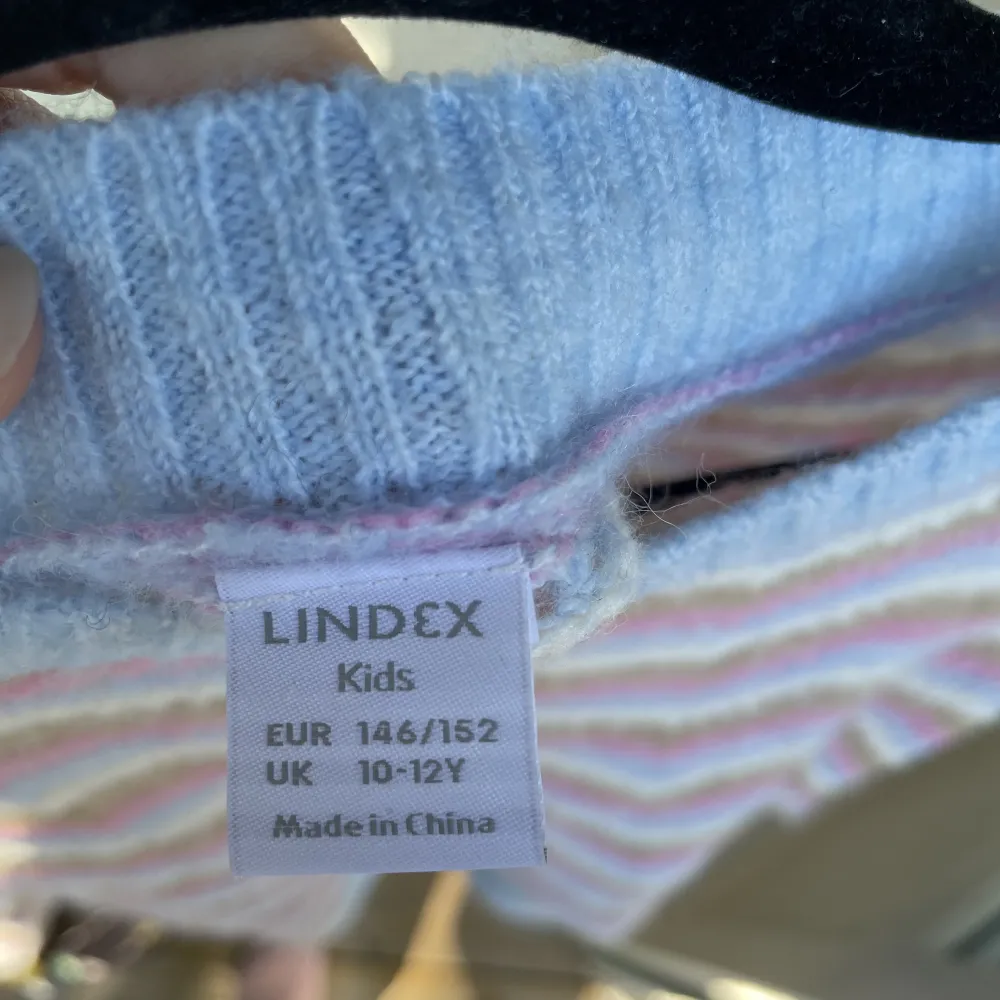 Helt ny jätte söt stickad tröja från Lindex i storleken 170 men skulle säga att det är som en XS/S💕 pris kan diskuteras . Stickat.