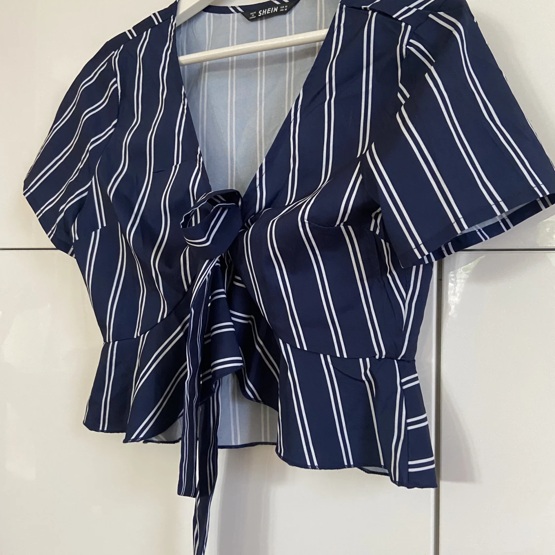 Marinblå och vit randig blus med omlott - 90