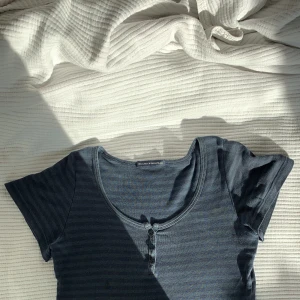 brandy melville topp   - Fin topp beställd ifrån brandys hemsida någon gång i höstas, toppen skick sparsamt använd 💙 100kr
