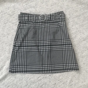 Rutig kjol  - Oanvänd fin kjol med skärp, med en dragkedja på sidan 💕