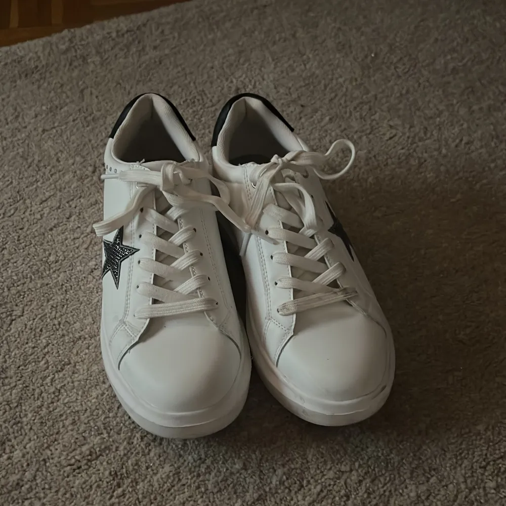 Coola Tata italia skor med stjärna på sidorna!! Superfina men använder ej längre och det är lite för små för mig! Använda ett fåtal gånger! . Skor.