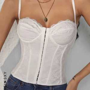 Otrolig vit korsett💞 - Säljer denna otroliga vita korsetten från Shein😍den är i princip helt oanvänd och köpt för ca 1 år sedan! Säljer pga den ej kommer till användning 