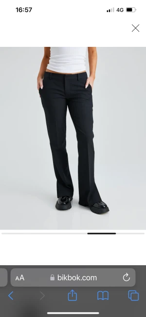 Low waist kostymbyxor - Säljer mina nya kostymbyxor som jag bara använt 1 gång, pågrund av fel storlek. Fri frakt om de köps inom 14 dagar!