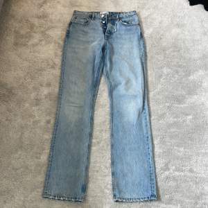  jättesnygga zara Jeans de är bra skick förutom ett hål vid midjan säljer dom dom är lite stora