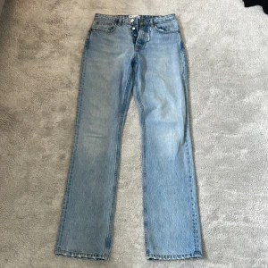 Zara jeans -  jättesnygga zara Jeans de är bra skick förutom ett hål vid midjan säljer dom dom är lite stora