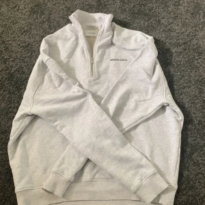 Någon som e intresserad av byte? - Axel Arigato zip, helt ny åå skick 9/10. Men använder inte så mycke någon som är intresserad av byte eller 1500kr