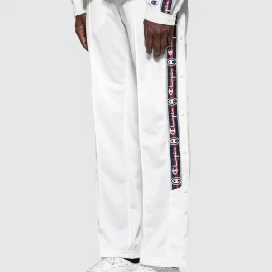 Trackpants - Bra skick 8.5/10 knappt använda champion reverse weave byxor. Storlek S. Nypris 1099kr och utsåld överallt.