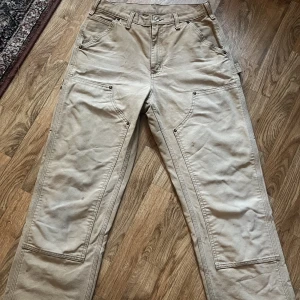 Carhartt byxor - Beiga byxor Original dungaree fit 30x32 Väl använda  